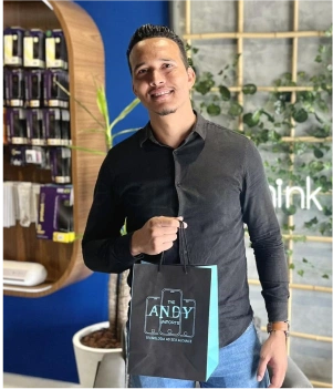 Foto Cliente Recebendo Produto 1