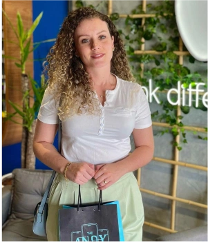 Foto Cliente Recebendo Produto 2