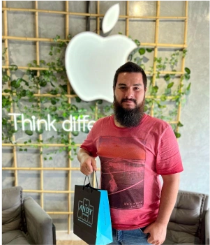 Foto Cliente Recebendo Produto 5