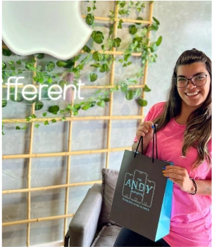 Foto Cliente Recebendo Produto 6